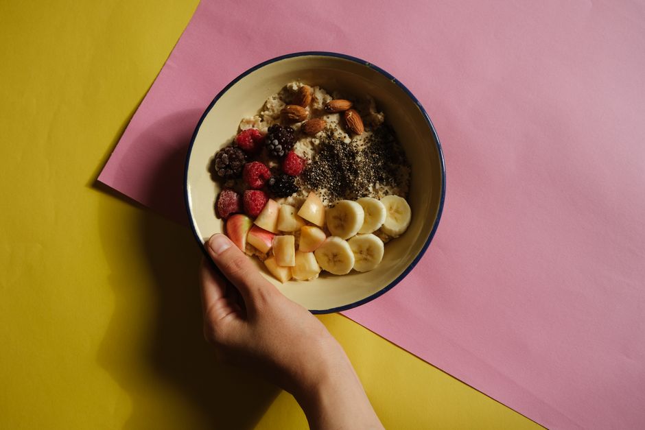 Delicious oatmeal bowl with fresh fruits and nuts, perfect for a healthy breakfast.