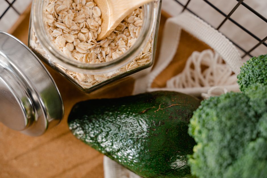 A close-up of oats, avocado, and broccoli in eco-friendly packaging, promoting a no plastic lifestyle.